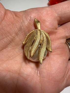 Vintage Sarah Coventry Faux Pearl Pendant Gold Tone Leaf Signed Sarah Cov